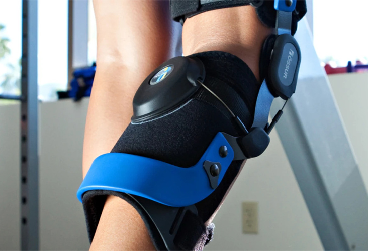 black and blue knee brace